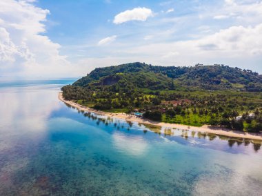 Güzel tropikal plaj ve deniz hurma ve koh samui Adası seyahat ve tatil için diğer ağacında havadan görünümü