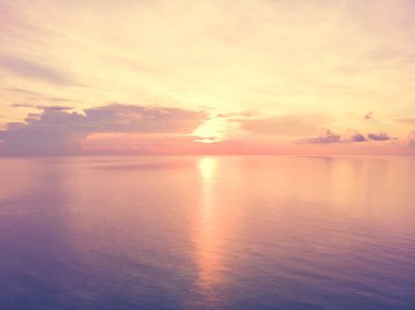 Güzel tropikal plaj ve deniz hurma ve koh samui Adası Tayland tatil ve seyahat için günbatımı zaman diğer ağacında havadan görünümü