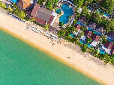 Güzel tropikal plaj ve deniz hurma ve koh samui Adası seyahat ve tatil için diğer ağacında havadan görünümü