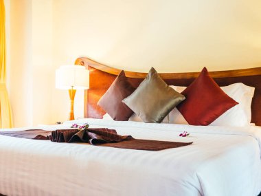 Otel yatak odasında ışık lamba dekorasyonu ile yatakta rahat yastık