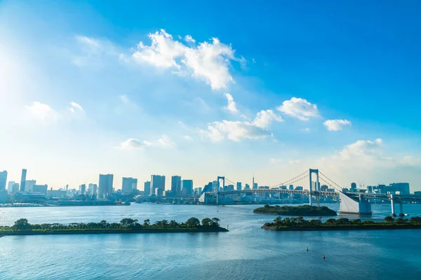 美しい建築で日本のレインボー ブリッジと東京都市の景観 — ストック写真