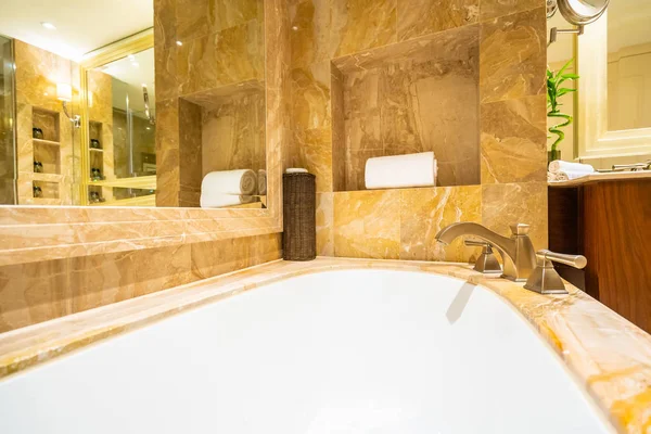 Linda Decoração Banheira Branca Luxo Interior Banheiro — Fotografia de Stock