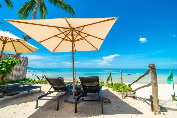Wunderschöner Tropischer Strand Und Meer Mit Sonnenschirm Und Liegestuhl Blauen — Stockfoto