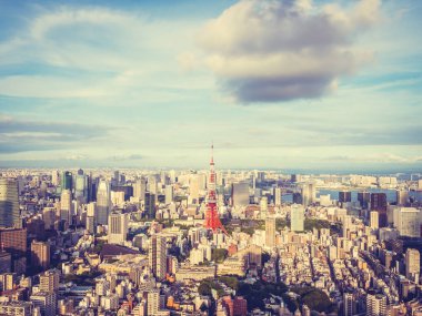 Japonya'da mavi gökyüzü ve beyaz bulut ile güzel mimari ve yapı ile tokyo tokyo şehir etrafında kule