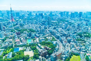 Mavi gökyüzü Japonya'da tokyo kule ile Tokyo şehir bina güzel mimari