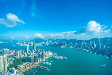 Hong Kong şehrinin güzel mimari binası mavi gökyüzünde ufuk çizgisi.
