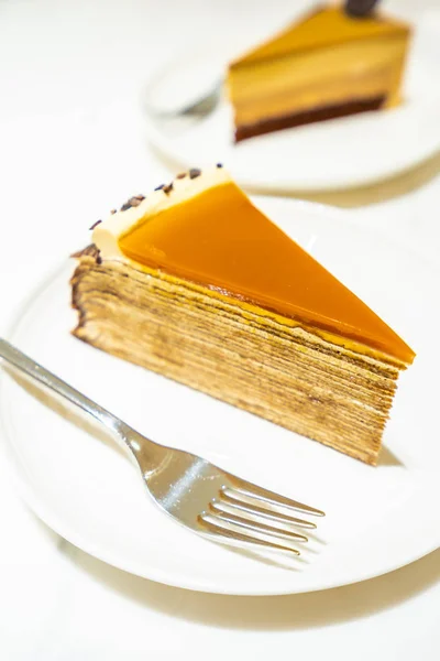 Солодкий Десерт Карамельним Кремом Білій Тарілці — стокове фото