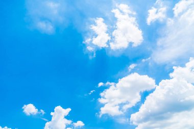 güzel beyaz bulut mavi gökyüzü arka plan üzerinde