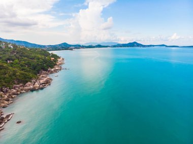 Güzel tropikal plaj ve deniz hurma ve koh samui Adası seyahat ve tatil için diğer ağacında havadan görünümü