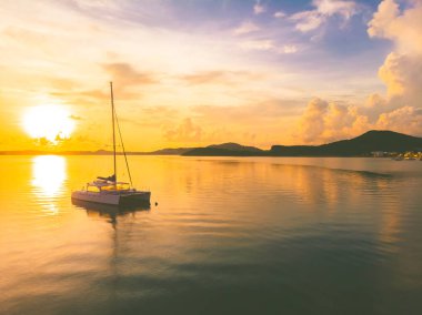 Güzel tropikal plaj ve deniz hurma ve koh samui Adası Tayland tatil ve seyahat için günbatımı zaman diğer ağacında havadan görünümü