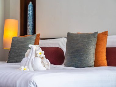 Beyaz fil havlu ve yatak otel yatak odası iç dekorasyonda rahat yastık