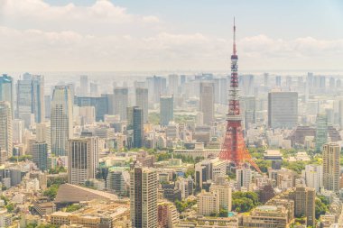 Mavi gökyüzü Japonya'da tokyo kule ile Tokyo şehir bina güzel mimari