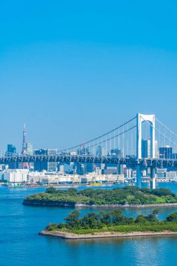 Bina Cityscape ile Gökkuşağı Köprüsü Japonya'da tokyo şehrinin güzel mimari