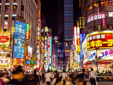 Tokyo Japonya, Shinjuku: 3 Ağustos 2018: güzel cityscape ark