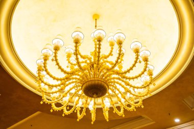 Güzel elektrikli tavan lambası dekorasyonu oda içi