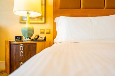 Yatakta otel yatak odası iç tablo ışık lamba süslemeli beyaz rahat yastık