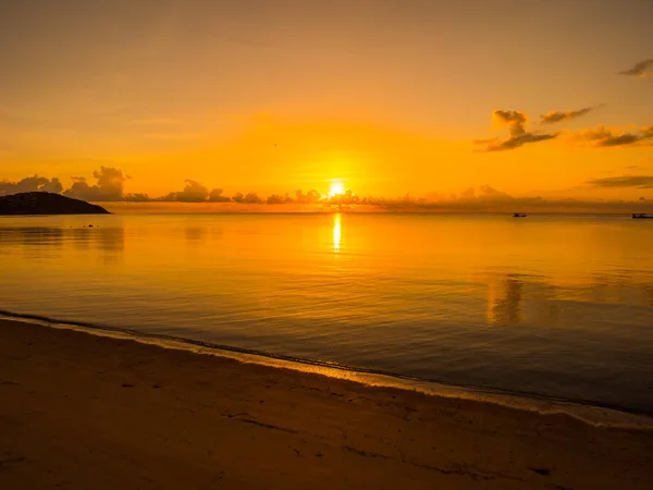 Bellissima Spiaggia Tropicale Mare Paesaggio Oceanico Con Nuvole Cielo All — Foto Stock