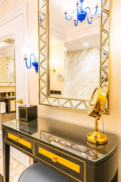 Indah Meja Ganti Mewah Dengan Cermin Besar Dan Kursi Dekorasi — Stok Foto