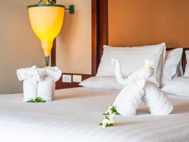 Beyaz fil havlu ve yatak otel yatak odası iç dekorasyonda rahat yastık