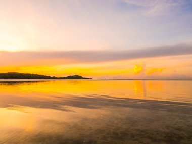Güzel tropikal plaj deniz ve okyanus ile Hindistan cevizi hurma ağacı gündoğumu zaman seyahat ve tatil için