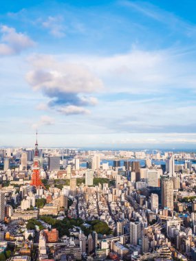 Japonya'da mavi gökyüzü ve beyaz bulut ile güzel mimari ve yapı ile tokyo tokyo şehir etrafında kule