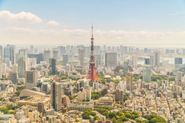 Mavi gökyüzü Japonya'da tokyo kule ile Tokyo şehir bina güzel mimari