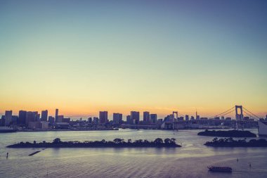 Alacakaranlık günbatımı zaman Japonya'nın tokyo şehir Gökkuşağı Köprüsü ile Cityscape bina güzel mimari
