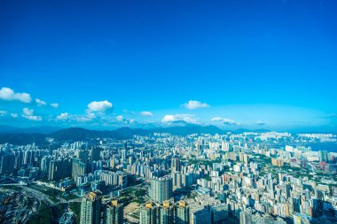 Hong Kong şehrinin güzel mimari binası mavi gökyüzünde ufuk çizgisi.