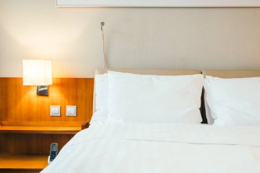 Beyaz yastık yatak otel yatak odası iç dekorasyon