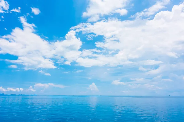 美丽的海和海洋与云彩在蓝天背景 — 图库照片