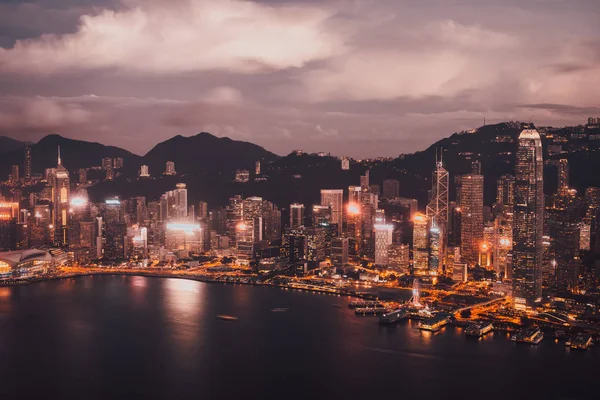 夜に香港シティスカイラインの外観の街並みを作る美しい建築物 — ストック写真
