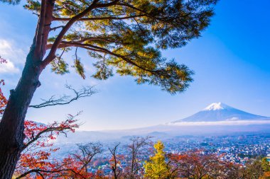 Güzel manzara dağ fuji akçaağaç yaprağı ağaç beyaz bulut ve Yamanashi Japonya sonbahar sezonu mavi gökyüzü ile çevresinde