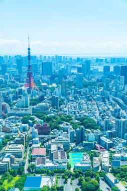 Mavi gökyüzü Japonya'da tokyo kule ile Tokyo şehir bina güzel mimari