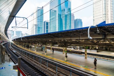 Tokyo Japonya - 5 Ağustos 2018: Japonya'da tren ve metro istasyonu uzaklıktadır popüler ulaşım