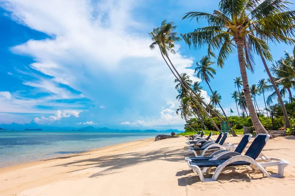 美丽的户外景观与雨伞和椅子上的海滩和海洋与椰子棕榈树度假和旅游 — 图库照片