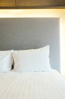 Beyaz yastık yatak otel yatak odası iç dekorasyon