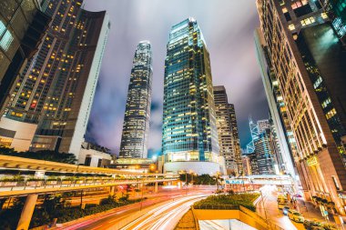 Hong Kong şehrinin dış şehir manzarası geceleri gökyüzüne yükseliyor.