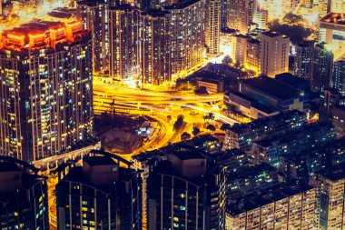 Hong Kong şehrinin dış şehir manzarası geceleri gökyüzüne yükseliyor.