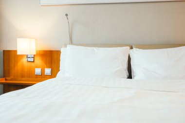 Beyaz yastık yatak otel yatak odası iç dekorasyon