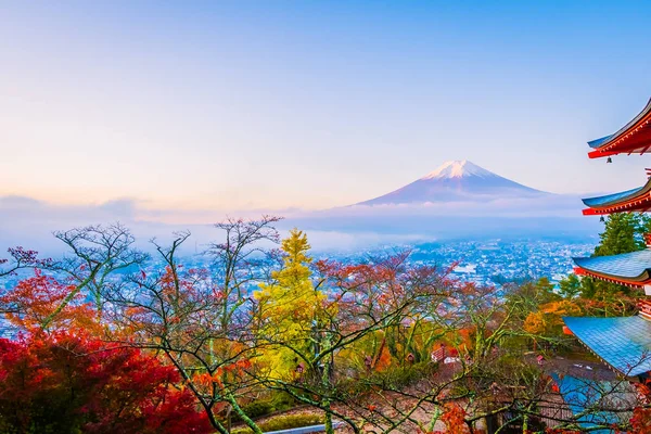 在日本山梨县的红叶树周围的红塔 美丽的山富吉风景 — 图库照片