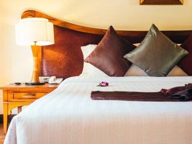 Otel yatak odasında ışık lamba dekorasyonu ile yatakta rahat yastık