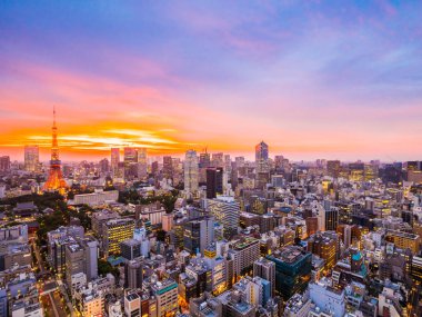 Şehir Japonya'da günbatımı zamanı, güzel mimarisi ve tokyo kule