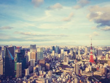 Japonya'da mavi gökyüzü ve beyaz bulut ile güzel mimari ve yapı ile tokyo tokyo şehir etrafında kule