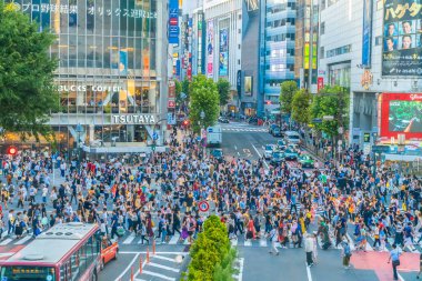 Tokyo, Japonya 29 Temmuz 2018: Shibuya kavşak veya kapısı popüler ve Simgesel Yapı yeme alışveriş için Tokyo'da yerleştirin ve yaya bir sürü burada var