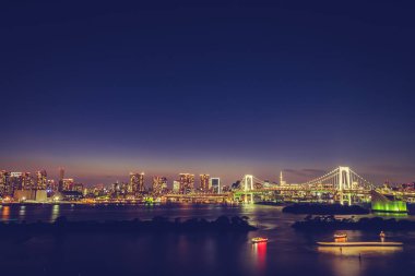 Alacakaranlık günbatımı zaman Japonya'nın tokyo şehir Gökkuşağı Köprüsü ile Cityscape bina güzel mimari