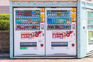 Tokyo, Japonya - 1 Ağustos 2018: Otomat içki ve diğer satış için tokyo Japonya etrafında bir sürü