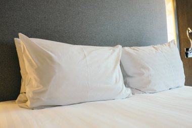 Beyaz yastık yatak otel yatak odası iç dekorasyon