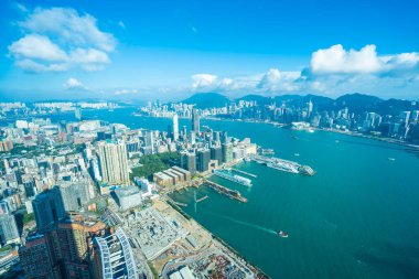 Hong Kong şehrinin güzel mimari binası mavi gökyüzünde ufuk çizgisi.