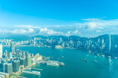 Hong Kong şehrinin güzel mimari binası mavi gökyüzünde ufuk çizgisi.