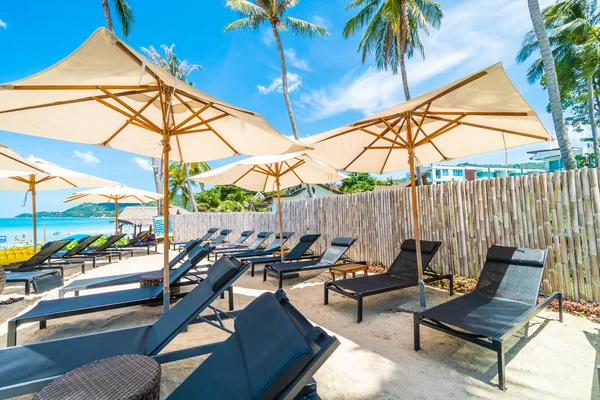 Güzel Tropikal Plaj Şemsiye Blue Sky Seyahat Tatil Için Sandalyeye — Stok fotoğraf